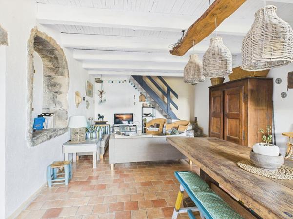 Les Vans (07140)ensemble comprenant trois maisons de village