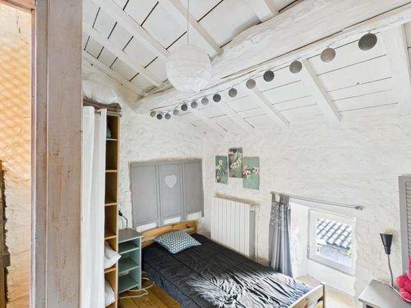 Les Vans (07140)ensemble comprenant trois maisons de village