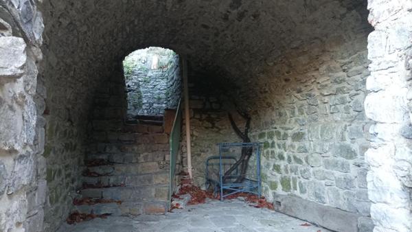 Les Vans (07140)ensemble comprenant trois maisons de village