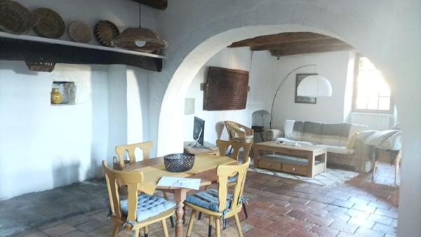 Les Vans (07140)ensemble comprenant trois maisons de village