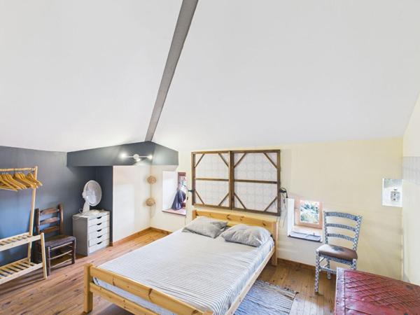 Les Vans (07140)ensemble comprenant trois maisons de village