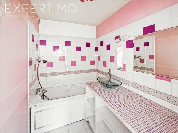 Eaubonne (95600) Eaubonne. 2 pièces de 52 M2 avec cave et parking.