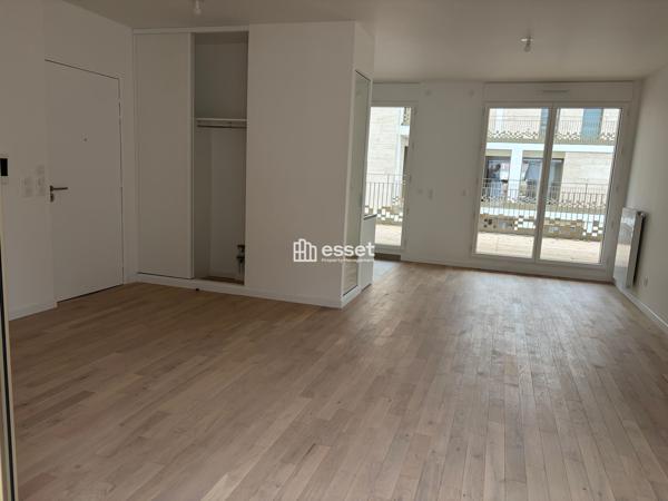 Location Appartement 5 pièces 96.8 m² - Courbevoie 92400