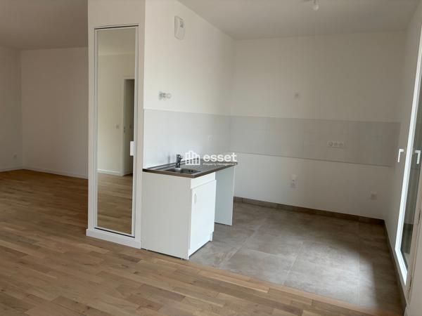 Location Appartement 5 pièces 96.8 m² - Courbevoie 92400