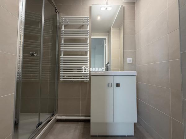 Location Appartement 5 pièces 96.8 m² - Courbevoie 92400