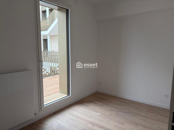 Location Appartement 5 pièces 96.8 m² - Courbevoie 92400