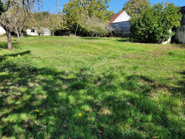 Terrain constructible avec garage : Loches: - Centre ville