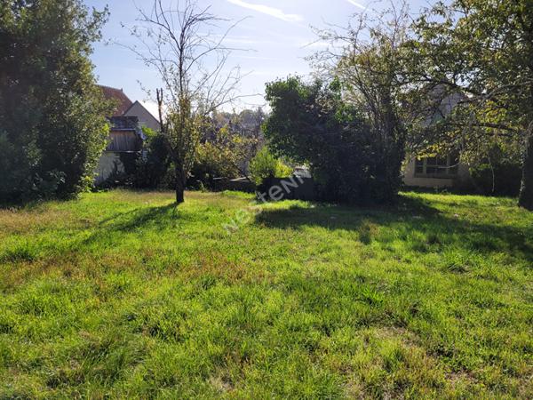 Terrain constructible avec garage : Loches: - Centre ville