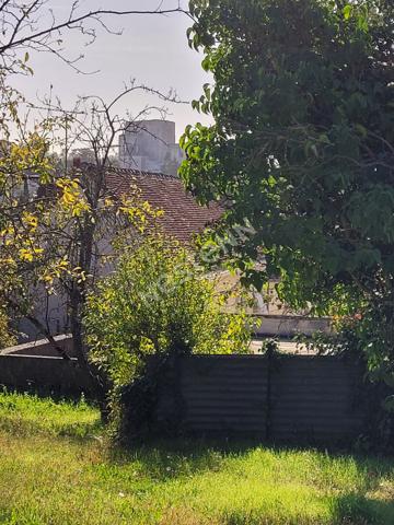 Terrain constructible avec garage : Loches: - Centre ville