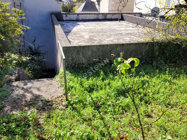 Terrain constructible avec garage : Loches: - Centre ville