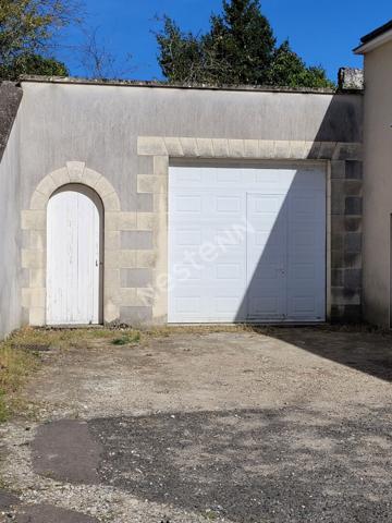 Terrain constructible avec garage : Loches: - Centre ville