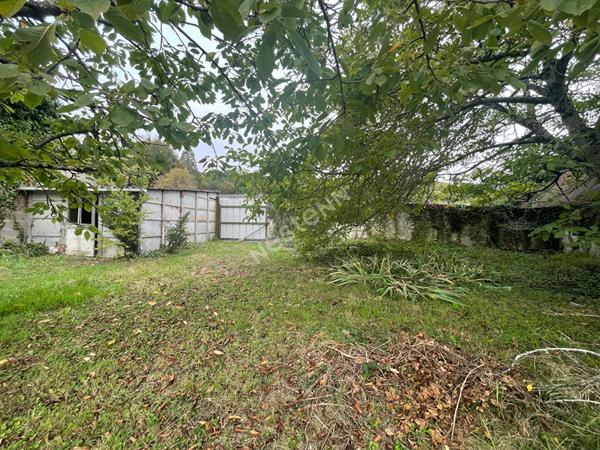 Terrain constructible avec garage : Loches: - Centre ville