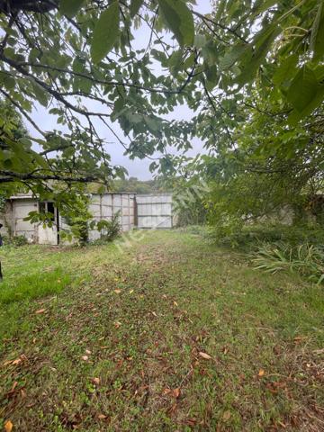 Terrain constructible avec garage : Loches: - Centre ville