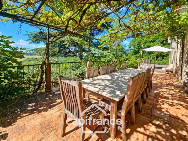 Domaine de charme, 1.7 hectares, 470 m² habitable, 20 couchages, roulotte, piscine, parc avec arbres centenaires