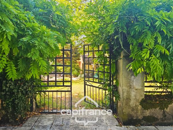 Domaine de charme, 1.7 hectares, 470 m² habitable, 20 couchages, roulotte, piscine, parc avec arbres centenaires