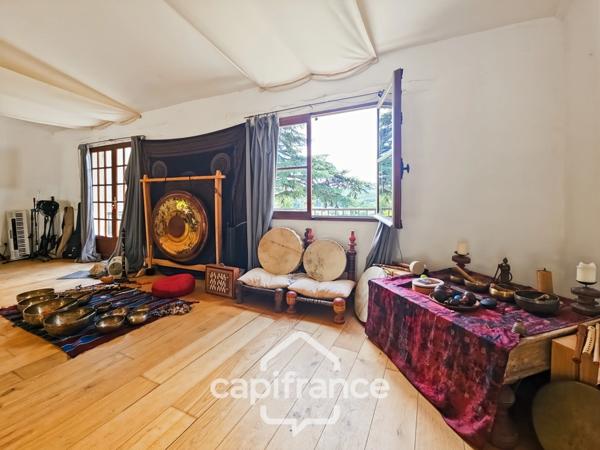 Domaine de charme, 1.7 hectares, 470 m² habitable, 20 couchages, roulotte, piscine, parc avec arbres centenaires