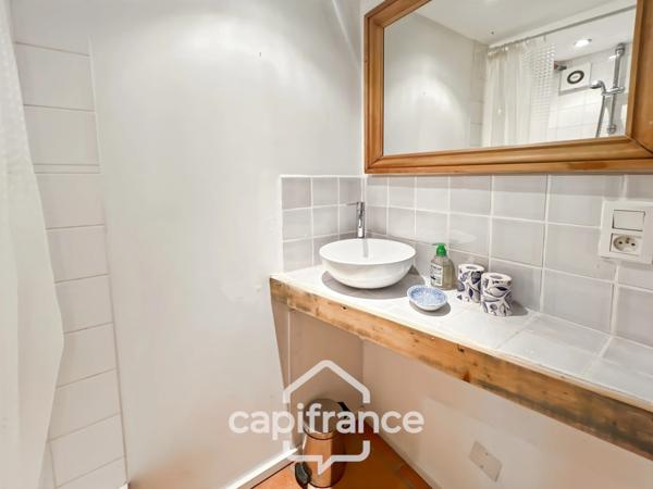 Domaine de charme, 1.7 hectares, 470 m² habitable, 20 couchages, roulotte, piscine, parc avec arbres centenaires