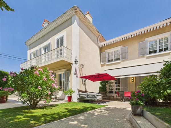 Maison de caractère 11 pièces, en plein centre d'Annonay