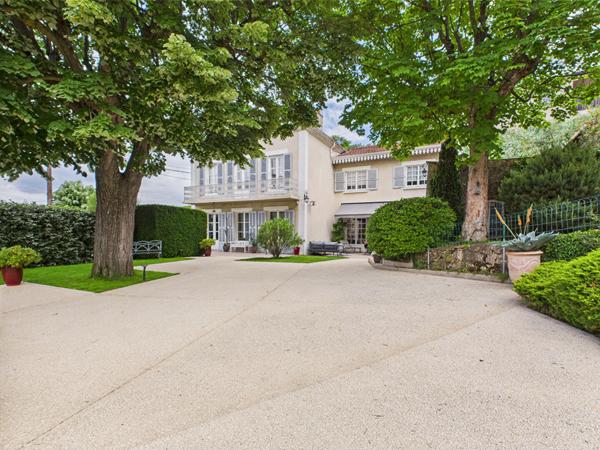 Maison de caractère 11 pièces, en plein centre d'Annonay