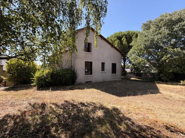 Maison de ville avec garage et beau potentiel au cœur de Ruffec