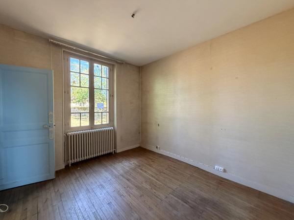 Maison de ville avec garage et beau potentiel au cœur de Ruffec
