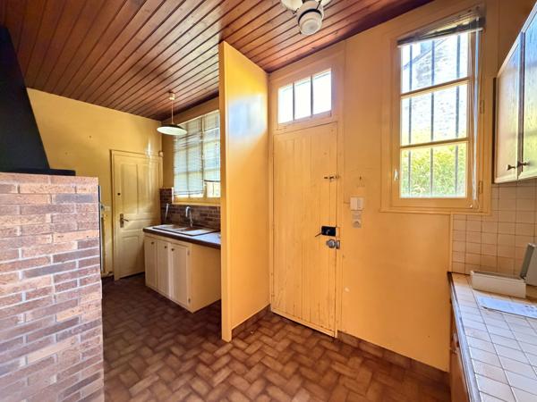 Maison de ville avec garage et beau potentiel au cœur de Ruffec