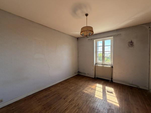 Maison de ville avec garage et beau potentiel au cœur de Ruffec