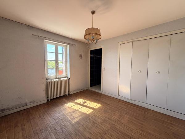 Maison de ville avec garage et beau potentiel au cœur de Ruffec