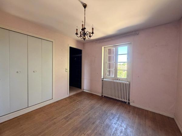 Maison de ville avec garage et beau potentiel au cœur de Ruffec
