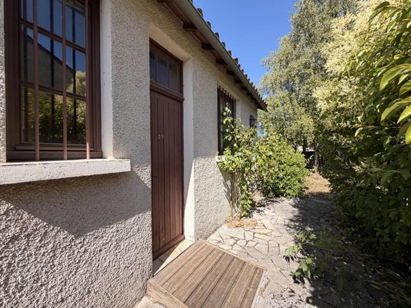 Maison de ville avec garage et beau potentiel au cœur de Ruffec