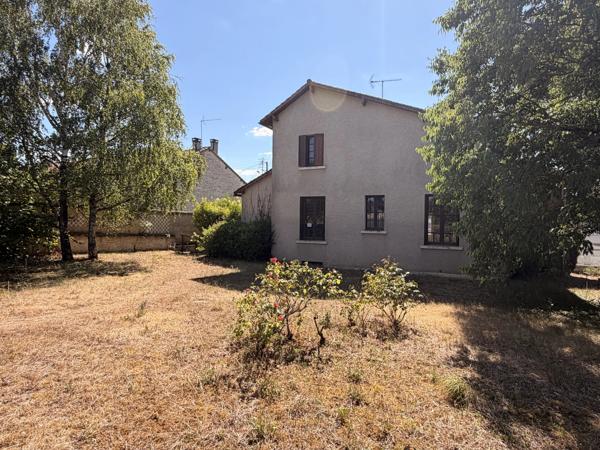 Maison de ville avec garage et beau potentiel au cœur de Ruffec