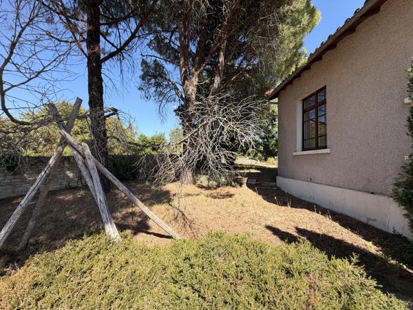 Maison de ville avec garage et beau potentiel au cœur de Ruffec