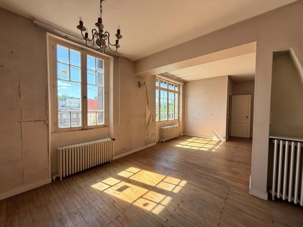 Maison de ville avec garage et beau potentiel au cœur de Ruffec