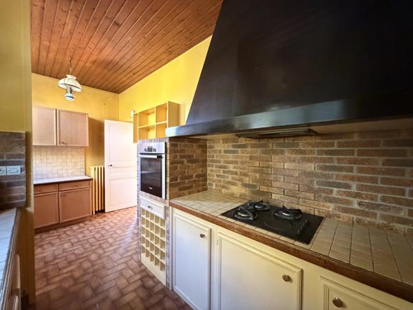 Maison de ville avec garage et beau potentiel au cœur de Ruffec