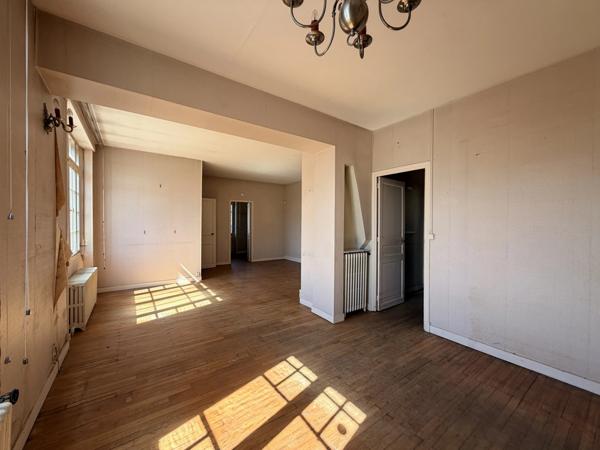 Maison de ville avec garage et beau potentiel au cœur de Ruffec