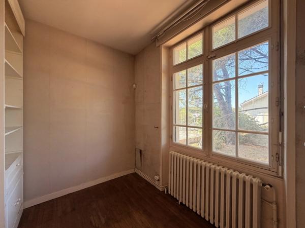 Maison de ville avec garage et beau potentiel au cœur de Ruffec