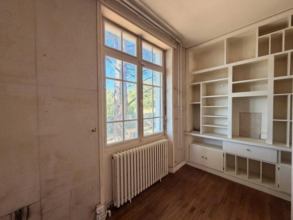 Maison de ville avec garage et beau potentiel au cœur de Ruffec