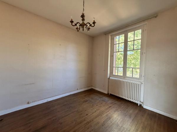 Maison de ville avec garage et beau potentiel au cœur de Ruffec