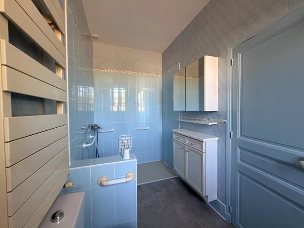 Maison de ville avec garage et beau potentiel au cœur de Ruffec