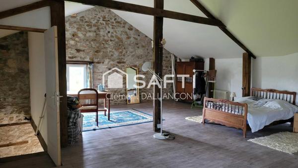 Corps de ferme de 325 m² habitables sur plus de 3 hectares – À 3 km d’Ernée (Mayenne) – Bien rare et plein de charme !