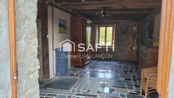 Corps de ferme de 325 m² habitables sur plus de 3 hectares – À 3 km d’Ernée (Mayenne) – Bien rare et plein de charme !