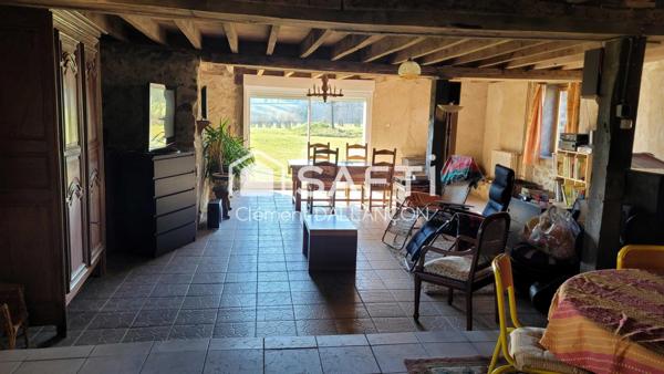 Corps de ferme de 325 m² habitables sur plus de 3 hectares – À 3 km d’Ernée (Mayenne) – Bien rare et plein de charme !