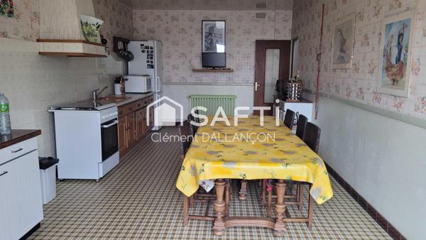 Corps de ferme de 325 m² habitables sur plus de 3 hectares – À 3 km d’Ernée (Mayenne) – Bien rare et plein de charme !