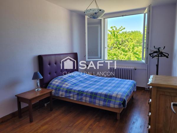 Corps de ferme de 325 m² habitables sur plus de 3 hectares – À 3 km d’Ernée (Mayenne) – Bien rare et plein de charme !