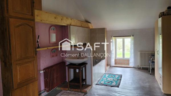 Corps de ferme de 325 m² habitables sur plus de 3 hectares – À 3 km d’Ernée (Mayenne) – Bien rare et plein de charme !