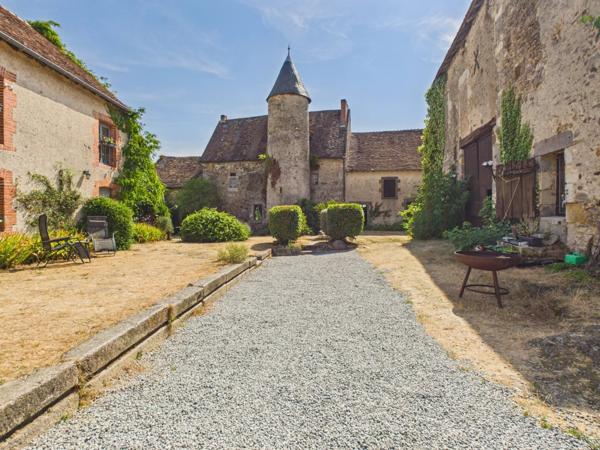Une occasion rare d'acquérir un château-forteresse unique en son genre, situé au cœur de la Vienne