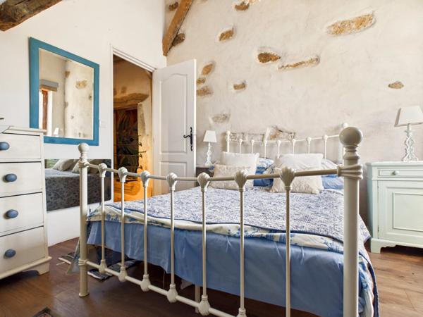 Une occasion rare d'acquérir un château-forteresse unique en son genre, situé au cœur de la Vienne