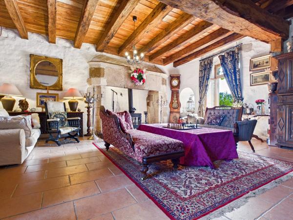 Une occasion rare d'acquérir un château-forteresse unique en son genre, situé au cœur de la Vienne