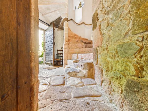 Une occasion rare d'acquérir un château-forteresse unique en son genre, situé au cœur de la Vienne
