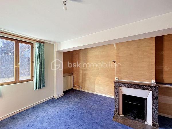 A 20 minutes de Pontoise, chargée d'histoire et pleine de charme, cette authentique bâtisse offre aujourd'hui une belle maison familiale d'environ 261m² habitable aux volumes généreux.

Elle se compose notamment :
+ d'une cuisine ouverte sur salle à manger,
+ d'un salon chaleureux avec cheminée,
+ de 5 grandes chambres dont une avec salle de bain privative,
+ grenier aménagé,
+ garage, cave,
+ ainsi que nombreuses dépendances.

L'ensemble est implanté sur une vaste parcelle offrant calme, espace et de nombreuses possibilités :

+ Grande maison familiale,
+ Résidence secondaire,
+ Activité professionnelle,
+ Projet d'aménagement ou patrimonial.

Les amateurs de bien atypiques apprécieront le cachet de l'ancien, l'histoire du lieu et le fort potentiel qu'offre cette propriété rare sur le secteur.

Le village dispose des commodités essentielles ( écoles, mairie, poste) ainsi que d'un cadre de vie agréable dont un golf avec restaurant au sein même du village.

Emmanuelle ESCALONA

Mandataire BSK immobilier